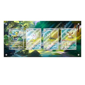 Peut inclure: Un panneau d'affichage rectangulaire en acrylique présentant quatre cartes à collectionner disposées horizontalement. Les cartes illustrent divers personnages évolutions d'Évoli sur un fond de forêt coloré avec des arbres verts, un ruisseau et de la lumière.