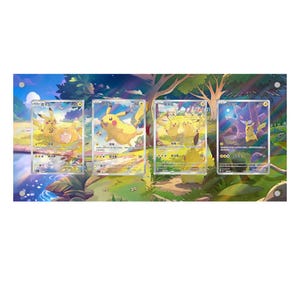 以下が含まれることがあります： ピカチュウが描かれた4枚のポケモンカード。カラフルなイラストの背景に展示されています。カードには様々なポーズのピカチュウが描かれており、日本語のテキストと数値が表示されています。アートワークには、木、水、青い空のある風景が含まれています。