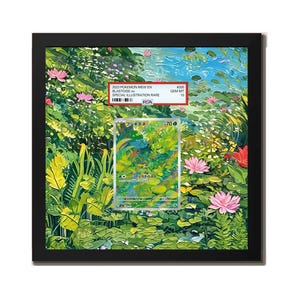 Könnte beinhalten: Eine gerahmte Sammelkarte mit einer lebendigen, malerischen Gartenszene mit rosa Seerosen und üppigem grünem Blattwerk. Über der Karte befindet sich ein PSA-Bewertungsetikett mit dem Text 2023 POKEMON MEW EN BLASTOISE ex.