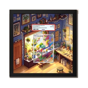 Könnte beinhalten: Ein schwarz gerahmtes Display mit einer PSA-bewerteten 2023 Pokemon Mew EN Blastoise ex Special Illustration Rare Karte. Das Bild zeigt einen sonnendurchfluteten Raum voller Topfpflanzen, einer Werkbank aus Holz und kleinen Pokemon.