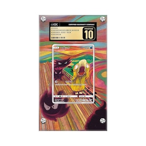 Peut inclure: Une carte à collectionner Pokémon notée, représentant une créature jaune dans une pose angoissée, rappelant "Le Cri" d'Edvard Munch. La carte est encadrée dans un support transparent avec une note "Pristine 10". L'arrière-plan présente un paysage stylisé et coloré.