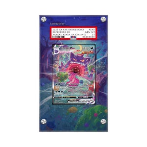 Könnte beinhalten: Eine Gengar VMAX Pokémon-Karte aus dem Schwert & Schild Einzelstreich-Set. Die Karte zeigt ein lila und schwarzes Gengar mit einem großen, aufgerissenen Maul und einem wirbelnden schwarzen Auge. Die Karte ist vor einem dunkelblauen Hintergrund mit einem lila und rosa Schimmer platziert.
