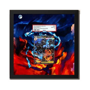Puede incluir: Un marco negro que contiene una tarjeta Pokémon 2023 Mew EN Blastoise ex Special Illustration Rare certificada por PSA. El fondo es una pintura abstracta vibrante con remolinos de colores azul y rojo y una pequeña luna blanca en la esquina.