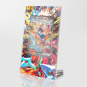 Könnte beinhalten: Eine Pokémon-Karte mit Greninja EX, einem Wasser-Pokémon mit blauem und rotem Körper. Die Karte befindet sich in einem durchsichtigen Acryl-Display mit einem bunten Hintergrund.