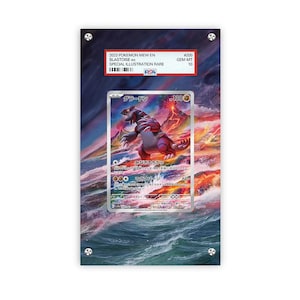 Könnte beinhalten: Eine gerahmte Pokémon-Sammelkarte mit einer rot-grauen Kreatur mit japanischem Text. Die Karte ist bewertet und mit "2023 Pokemon Mew EN Blastoise ex Special Illustration Rare" gekennzeichnet. Der Hintergrund ist eine farbenfrohe Illustration eines Vulkans und des Ozeans.