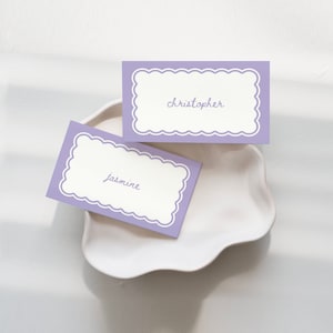 CARTÕES DE LUGAR Vieiras onduladas suaves, cartões de lugar imprimíveis Cottagecore, papelaria editável para casamento, modelo Canva, cartões de lugar dobrados e planos