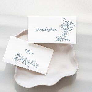 CARTÕES DE LUGAR Moldura floral azul, cartões de lugar minimalistas modernos para impressão, papelaria editável para casamento, modelo Canva, cartões de lugar dobrados e planos