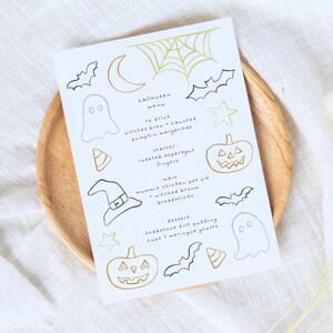 Könnte beinhalten: Ein druckbares Halloween-Menü mit einer Schwarzweißillustration eines Geistes, eines Hexenhutes, einer Fledermaus, eines Halbmondes, eines Spinnennetzes, eines Sterns und eines Kürbisses. Das Menü enthält eine Liste von Speisen und Getränken für eine Halloween-Party, darunter Hexenbier, Kürbis-Margaritas, geröstete Spargel-Finger, Mumien-Hähnchen-Torte, verzauberte Besen-Brotstäbchen, Grabstein-Erdpudding-Tassen und Baiser-Geister.
