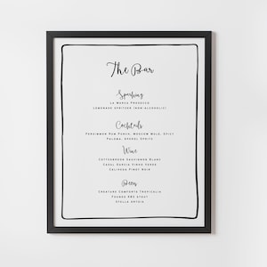 Könnte beinhalten: Ein schwarz-weißes Schild mit dem Text "The Bar" oben. Das Schild listet verschiedene Getränkesorten auf, darunter Sekt, Cocktails, Wein und Bier.