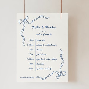 Può includere: Un cartello bianco con l'ordine degli eventi del matrimonio in inchiostro blu. Il cartello presenta un elenco di eventi scritto a mano con gli orari, tra cui una cerimonia, foto e cocktail, cena, primo ballo, discorsi e taglio della torta, balli e un addio con fuochi d'artificio. Il cartello è decorato con fiocchi di nastro blu.