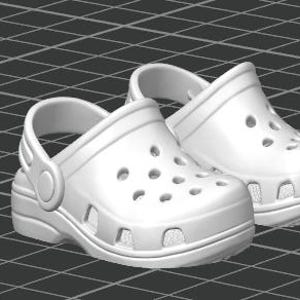 Puede incluir: Un par de zuecos blancos sin cordones con punta redondeada, una serie de orificios de ventilación en la parte superior y una correa de talón pivotante unida a los lados. El calzado tiene una suela gruesa moldeada y un acabado mate liso.
