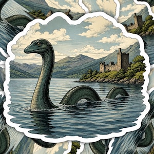 Può includere: Un adesivo fustellato raffigurante una creatura acquatica dal collo lungo di colore verde scuro che emerge dall'acqua blu. Sullo sfondo, un castello in pietra sorge su una collina erbosa vicino alle montagne sotto un cielo nuvoloso. Illustrazione.