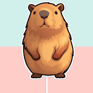 Pode incluir: Uma ilustra&ccedil;&atilde;o de desenho animado de uma marmota marrom em p&eacute; sobre suas patas traseiras com suas patas na frente dela. A marmota tem um contorno branco e est&aacute; sobre um fundo azul claro e rosa.