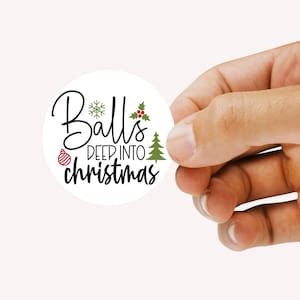 Esilarante adesivo "Balls Deep into Christmas": regalo perfetto per gli appassionati di vacanze sarcastici