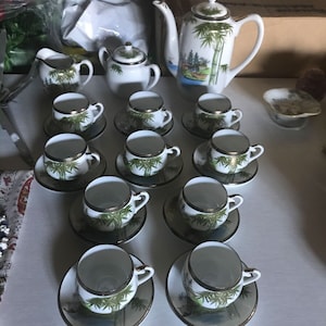 Peut inclure: Un service à thé en porcelaine blanche avec un motif de bambou. L'ensemble comprend une théière, un pot à crème, un sucrier et 10 tasses à thé et soucoupes.