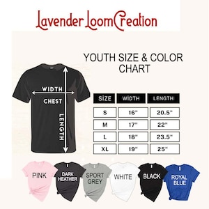 Pode incluir: Um gr&aacute;fico de tamanhos e cores de camisetas juvenis. O gr&aacute;fico mostra as medidas em polegadas para largura e comprimento. As cores dispon&iacute;veis s&atilde;o rosa, cinza escuro, cinza desportivo, branco, preto e azul royal. A marca "Lavender Loom Creation" est&aacute; no topo.
