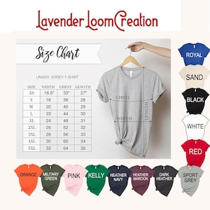 Pode incluir: Uma camiseta unissex cinza em um cabide de madeira, com uma tabela de tamanhos e op&ccedil;&otilde;es de cores. A tabela de tamanhos mostra medidas em polegadas para largura, peito e comprimento. As op&ccedil;&otilde;es de cores incluem royal, areia, preto, branco, vermelho, laranja, verde militar, rosa, kelly, azul marinho mesclado, bord&ocirc; mesclado, mesclado escuro e cinza esportivo.