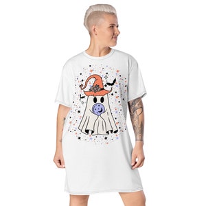 Fantasma de dibujos animados caprichoso con vestido de camiseta con sombrero de bruja