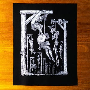 Op de afbeelding: Zwart-wit illustratie van een macabere scène met figuren die aan galgen hangen. Het kunstwerk toont meerdere figuren die zijn opgehangen, met gedetailleerde lijnen die een spookachtige visuele weergave creëren. Het algemene thema is donker en gotisch.