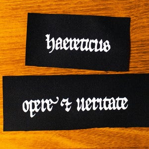 Kättare. I ord och handling. Haereticus. Opera et veritate. Manuskript. Silkscreen lapp.