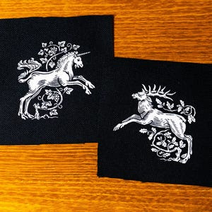 Enhörning och hjort. Medeltida träsnitt. Screentryckt lapp.