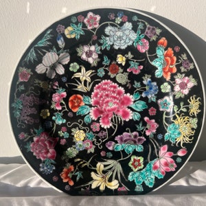 Vintage Chinese Mille Fleur Black Enamel Porcelain Hand Painted Floral Dinner Plates -Jingdezhen Zhongguo Famille Rose Noire Mille Fleur