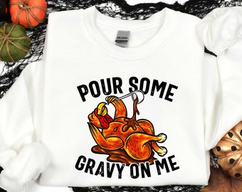 Puede incluir: Sudadera blanca con un gráfico de Acción de Gracias de un pavo con el texto "POUR SOME GRAVY ON ME".