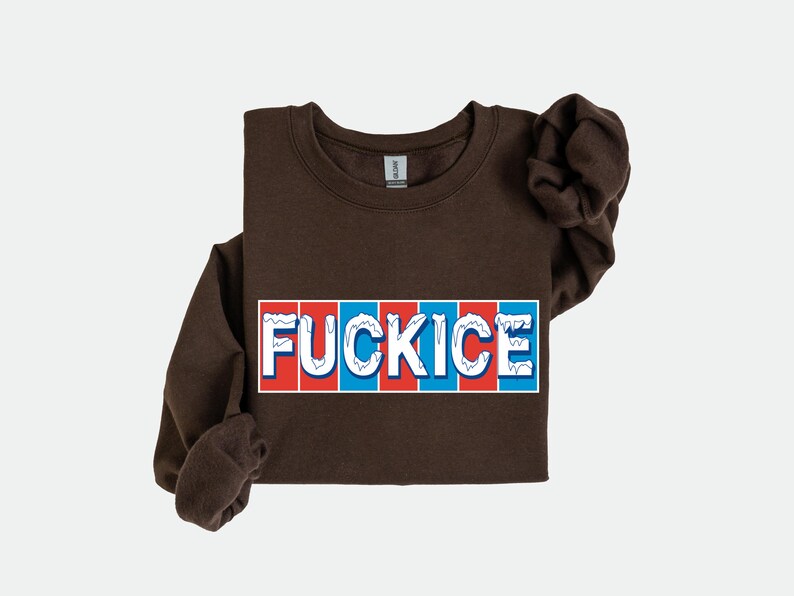 以下が含まれることがあります： 赤、白、青のブロックレターデザインで「FUCKICE」という文字が入った茶色のスウェットシャツ。スウェットシャツは長袖で、クルーネックです。