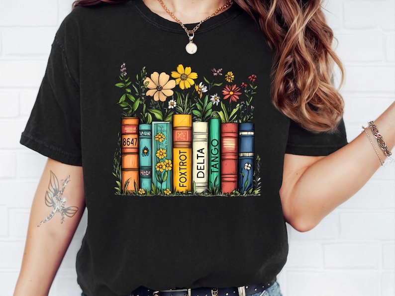 Chemise subtile anti-Trump, t-shirt anti-MAGA, t-shirt féministe démocrate, sweat-shirt protestation fleurs et livres, cadeau livre 8647, sweat-shirt fDT, résister image 2