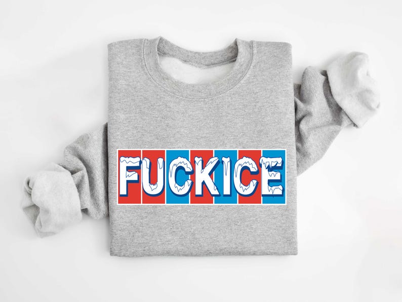 以下が含まれることがあります： 大胆で様式化されたフォントで「FUCKICE」という言葉が書かれた、ヘザーグレーのスウェットシャツ。テキストは白で、青と赤のアクセントがあり、長方形のデザインになっています。スウェットシャツは長袖です。