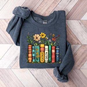 Chemise subtile anti-Trump, t-shirt anti-MAGA, t-shirt féministe démocrate, sweat-shirt protestation fleurs et livres, cadeau livre 8647, sweat-shirt fDT, résister image 6