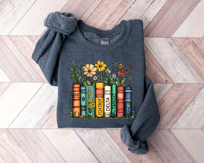 Chemise subtile anti-Trump, t-shirt anti-MAGA, t-shirt féministe démocrate, sweat-shirt protestation fleurs et livres, cadeau livre 8647, sweat-shirt fDT, résister image 6