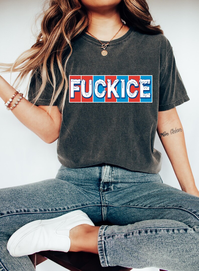 以下が含まれることがあります： 赤、白、青のブロックデザインで「FUCKICE」という文字がプリントされた濃いグレーのTシャツ。青いジーンズと白いスニーカーを合わせています。全体的にカジュアルでリラックスしたスタイルです。
