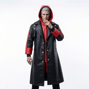 Puede incluir: Abrigo largo de cuero negro con detalles rojos en las mangas y puños. El abrigo tiene botones dorados y una chaqueta con capucha roja debajo. El modelo lleva una camisa y pantalones negros.