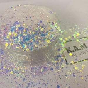 Bouteille shaker pailletée en polyester de 2 oz Un cran au-dessus | Résistant aux solvants et sans danger pour l'époxyde | Kam Besties