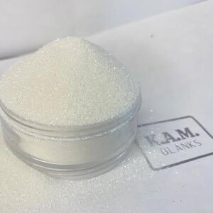2 Unzen Polyester Glitter Shaker Flasche Iconic White | Lösungsmittelbeständig und Epoxy-sicher | Kam Besties