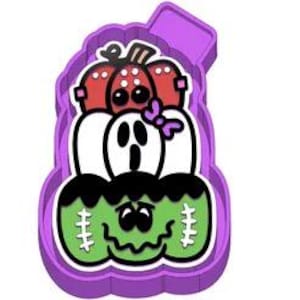 Può includere: Un tagliabiscotti viola a tema Halloween con un design a strati di una zucca, un fantasma e il mostro di Frankenstein. La zucca è rossa con un gambo marrone, il fantasma è bianco e il mostro è verde. Il tagliabiscotti ha un manico rettangolare.