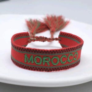 Armband med broderat tofsdekor och Marockanskt namn.