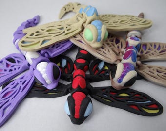 Libélula articulada impresa en 3D: decoración de escritorio inspirada en la naturaleza