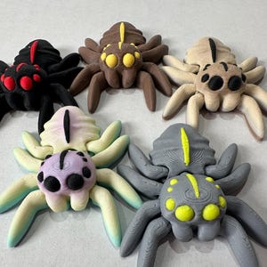 Araña saltadora articulada impresa en 3D: mascota de escritorio articulada