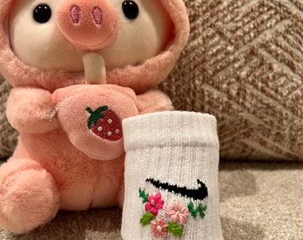 Mit Nike Blumen bestickte Socken