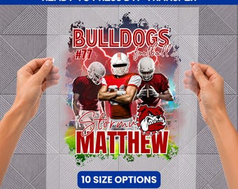 Pode incluir: Uma folha de transferência DTF pronta para prensar com tema de futebol americano, três jogadores em uniformes vermelhos, um gráfico de mascote bulldog e o texto BULLDOGS, #77, football, Stormy e MATTHEW. O design inclui efeitos de raios e 10 SIZE OPTIONS.