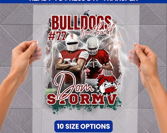 Pode incluir: Uma folha de transferência DTF pronta para prensar com um gráfico de futebol americano, dois jogadores em uniformes vermelhos, o texto BULLDOGS, football, #77, Dom e STORMY, uma cabeça de mascote bulldog e efeitos de raios. Inclui 10 tamanhos.