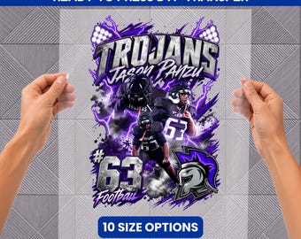Pode incluir: Uma folha de transferência DTF pronta para prensar com um gráfico roxo e preto com o texto TROJANS, JASON PANZU e FOOTBALL. O design inclui dois jogadores de futebol americano em uniformes pretos, o número 63 e um logótipo de capacete troiano.