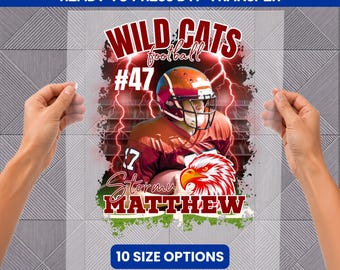 Pode incluir: Uma folha de transferência DTF pronta para prensar com um jogador de futebol americano em camisa e capacete bordô com o número 47, raios vermelhos, um gráfico de águia e o texto WILD CATS, football, #47, Stormy e MATTHEW. 10 opções de tamanho.