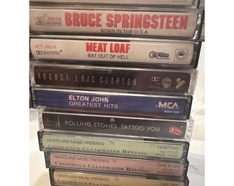 Fita cassete vintage de rock clássico com Springsteen, Meat Loaf, Rolling Stones, Clapton, Elton John e Creedence Clearwater Revival.