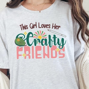 クラフティフレンズシャツ、クリスチャンクラフトグループTシャツ、聖書研究クラフターシャツ、信仰と友情の贈り物、愛を込めて手作りTシャツ