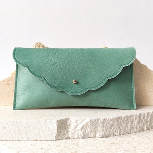 Custodia in pelle di vacchetta menta, portafoglio in pelle menta, mini pochette pelosa, pochette a busta menta, pochette da polso in pelle, custodia in pelle verde