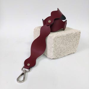 Ledertaschengurt, gewellter bordeauxfarbener Gurt, Griff für Geldbörse, Crossbody-Gurt für Handtaschen, Schultergurt aus Leder, Abnehmbarer Schultergurt