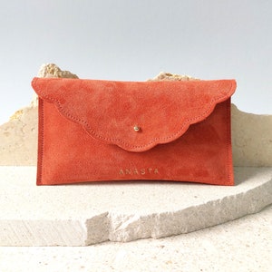 Wildleder Ledertasche mit Gravur, Leder Portemonnaie, Federmäppchen, Kleine Umschlag Clutch, Leder Handgelenk Clutch, Brautjungfer Geschenk, Geschenk für Sie